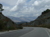 Straße und albanisches Mali i Gjerë-Gebirge