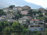 Gjirokastra - teils verfallende Steinhäuser