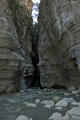 Vorschaubild dscRX009702_Lengarica-Canyon_von_innen-Fluss_zwischen_dunklen_Felswaenden_verschwindend_ok.jpg 