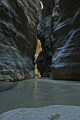 Vorschaubild dscRX009715_Lengarica-Canyon_von_innen-Fluss_zwischen_halbdunklen_Felswaenden_mit_Lichtspielen.jpg 