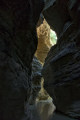 Lengariça-Canyon von innen - Fluss zwischen halbdunklen Felswänden mit Lichtspielen