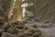 Vorschaubild dscRX009777_Lengarica-Canyon_von_innen-Felswand,_Fluss_ueber_Geroell_langzeit.jpg 
