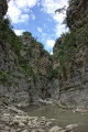 Vorschaubild dscRX009861_Lengarica-Canyon_von_innen-Fluss_mit_Geroell,_Felswaende_mit_Gruen_und_blauer_Himmel_ok.jpg 