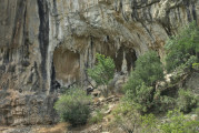 Lengariça-Canyon von innen - Halbhöhle mit Tropfsteinen zoom