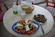 Vorschaubild dscRX009991_albanisches_Abendessen_mit_Salat,_gekochten_Gurken,_Dhalle_und_Brot_ok.jpg 