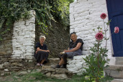 Përmet - zwei Frauen in Schwarz an Eingang sitzend