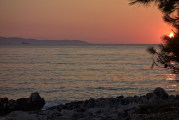 Sonnenuntergang mit Felsufer, Adria und Korfu