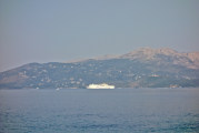 Adria mit kleinem Schiff vor Korfu