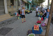 Tirana - Straßenmarkt mit Obst, Gemüse und Milch