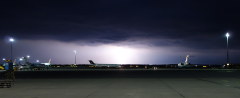 Bild: Flughafen Wien - Rollfeld bei Nacht mit Blitz