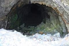 Bild: Mini-Höhle am Wegrand
