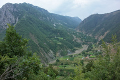 Bild: Gur-Lurë - Häuser und Seta-Tal zwischen Bergen