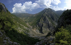 Bild: Seta-Schlucht - Gur-Lurë, Fluss und Schotterzufahrt zwischen Bergen 