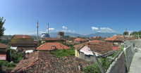 Vorschaubild dscRX026165-69_Peshkopi_-_Blick_auf_Stadt_und_Moschee_mit_zwei_Minaretten_pano_1.jpg 