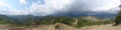 Vorschaubild 2014_08_17_15_17_Berglandschaft_mit_tiefen_Wolken_bei_Jeronisht_pano_done_crop.jpg 