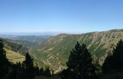 Bild: Valamarës - Blick auf Shullër-Bach, Ausläufer Richtung Ohridsee und Gebirge