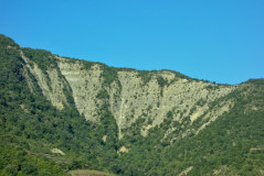 Bild: erodierender Hügel mit Spuren eines jahreszeitlichen Wasserfalls