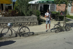 Bild: zwei alte Fahrräder und ein Smartphonenutzer