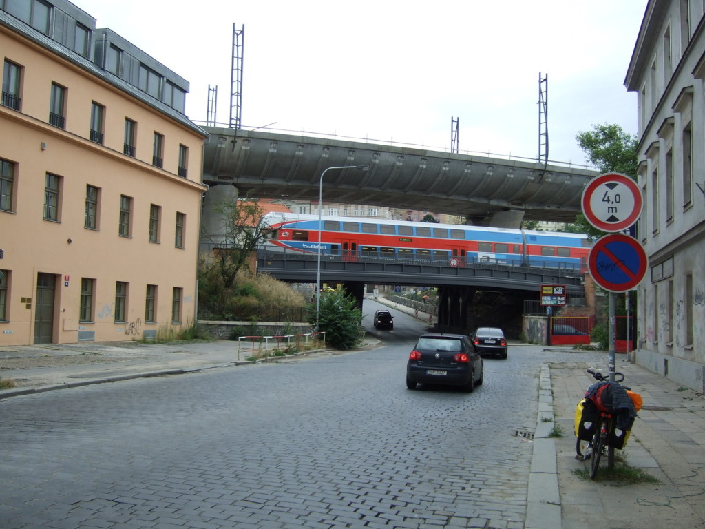 Skaliertes Bild dscf09496_Prag_zwei_Bruecken_ein_Zug.jpg 