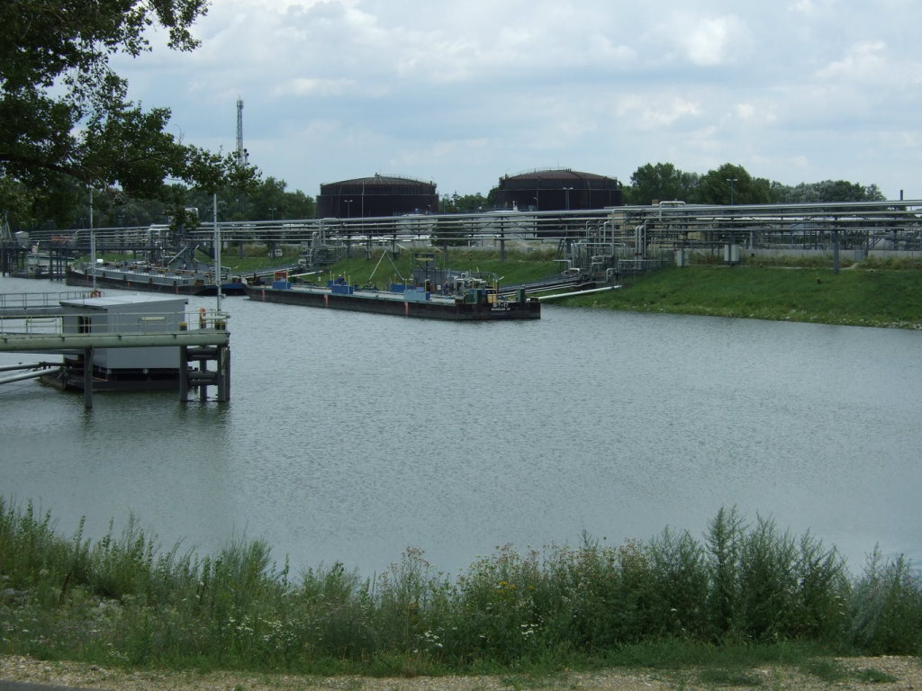 Skaliertes Bild dscf09809_Tanker_beim_Loeschen_Oelhafen_Wien.jpg 