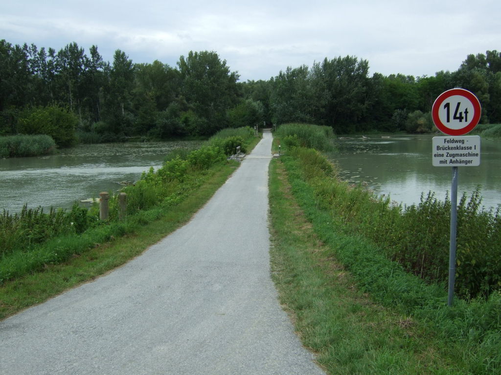 Skaliertes Bild dscf09815_Donauradweg_Teiche_hinterm_Deich.jpg 