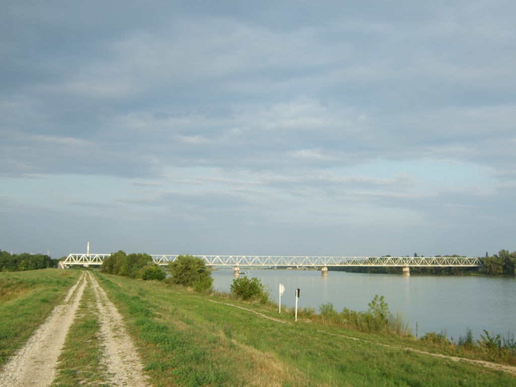 Skaliertes Bild dscf09939_Bahnbruecke_ueber_Donau_toller_Weg.jpg 