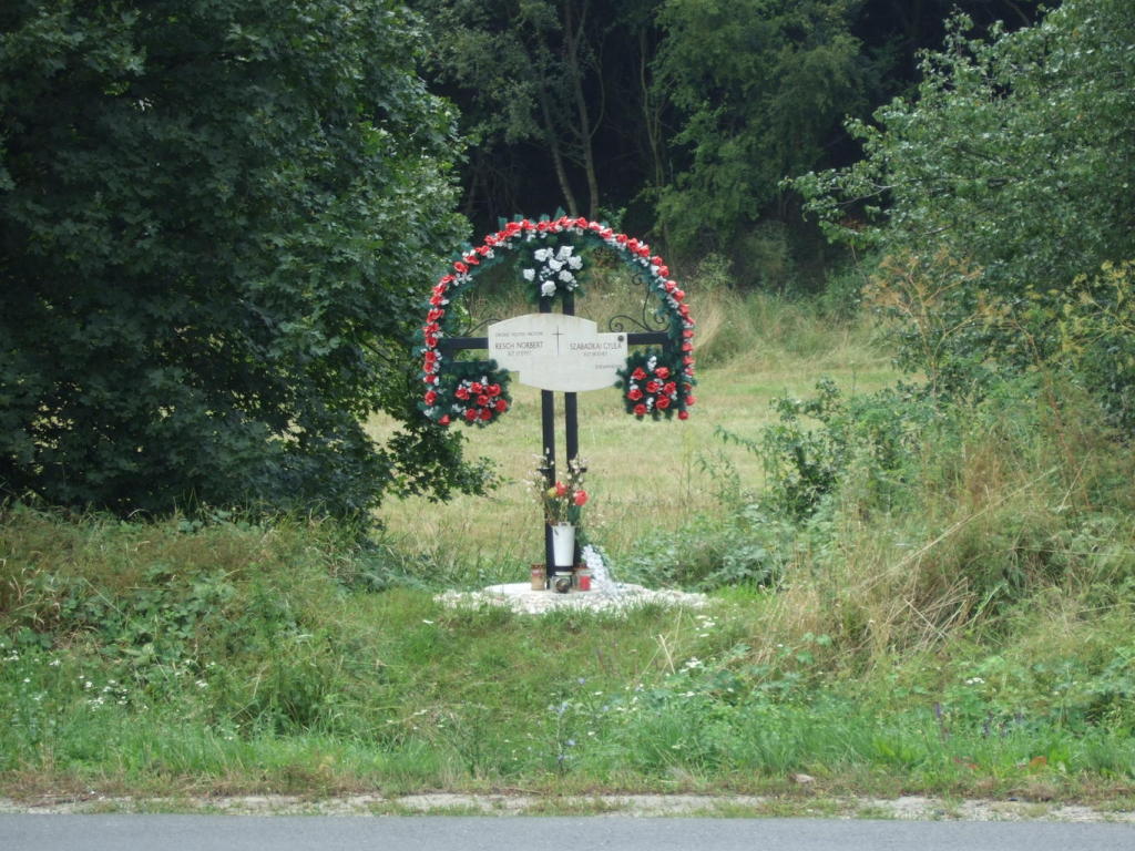 Skaliertes Bild dscf09966_Unfallkreuz_nach_vmutl_Dunabogd_ny.jpg 