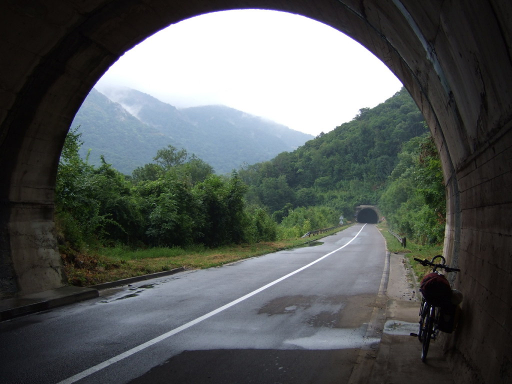 Skaliertes Bild dscf10289_trockener_Tunnel_Berge_Wolken.jpg 