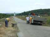 Vorschaubild dscf10335_Arbeiter_beschildern_Donauradweg.jpg 