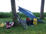 Vorschaubild dscf0389897_Kempings_Niedras_fertiges_Tarp_als_Windschutz.jpg 