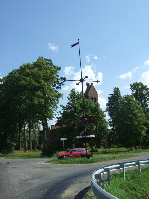 Skaliertes Bild dscf039276_Kirche_und_Windrosenwegweiser_OSM.jpg 