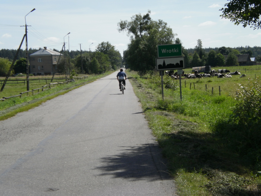 Skaliertes Bild p7090024_Radfahrer_Ortseingang_Wrotki_OSM.jpg 