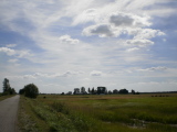 Vorschaubild p7090058_einzelner_Hof_Landschaft_Wolken_Wald__Weide.jpg 