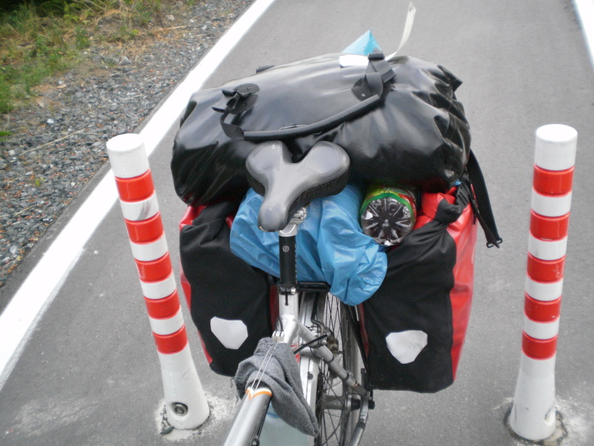 Skaliertes Bild p7151154_Ortseingang_Zug_bepacktes_Rad__Platz_zwischen_Radwegpollern.jpg 