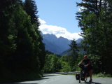 Vorschaubild dscf_F30-2_012838_Fahrrad_schieben_vor_Bergkulisse.jpg 