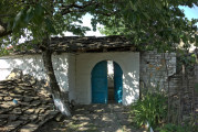 Dorf Radesh - schattiger Eingang mit Tor