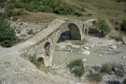 osmanische Brücke Ura e Kasabashit - von unterhalb, schräg oben