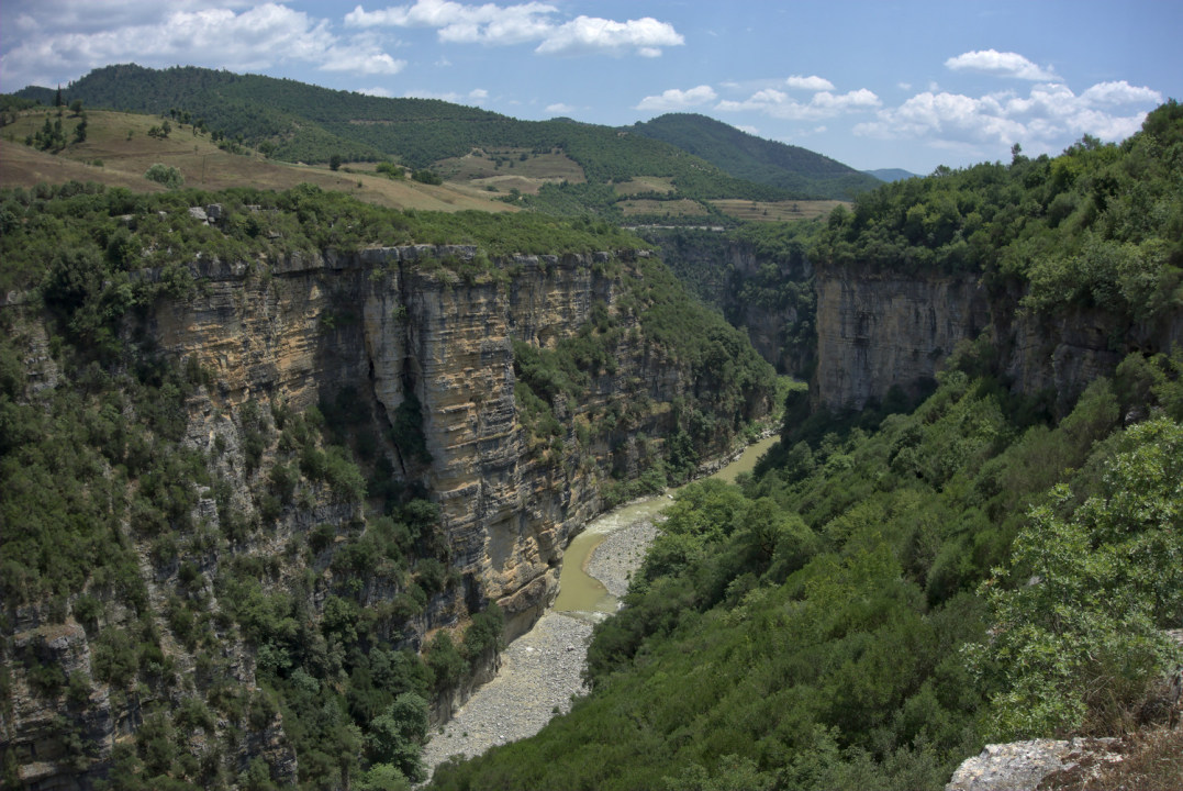 Skaliertes Bild dscRX008729_Osum-Canyon-Sued-Blick_stromauf_mit_Fluss_und_Huegeln_ok.jpg 