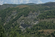 Vorschaubild dscRX008985_Huegelland_mit_Erosion,_Wald_und_duerren_Weiden.jpg 