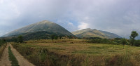 Vorschaubild dscRX010706-11_Nemercka-und_Dhembel-Gebirgszug_und_Hochtal-Einschnitt_pano_crop.jpg 