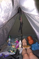 fürstliches Abendessen in Zelt mit geflicktem Wanderstock