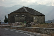 Vorschaubild dscRX010876_Dorf_Krine-Kirche,_Sonnenstrahlen,_dahinter_Kardhiqit-Gebirge_ok.jpg 