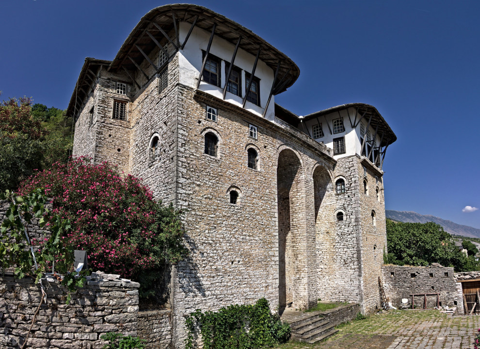 Skaliertes Bild dscRX011666-69_Gjirokastra-Zekate-Haus-Frontansicht_pano_bearb_crop.jpg 