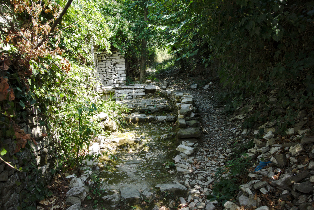 Skaliertes Bild dscRX012051_Gjirokastra-Hauszugang_und_Pfad_im_Gruenen_ok.jpg 