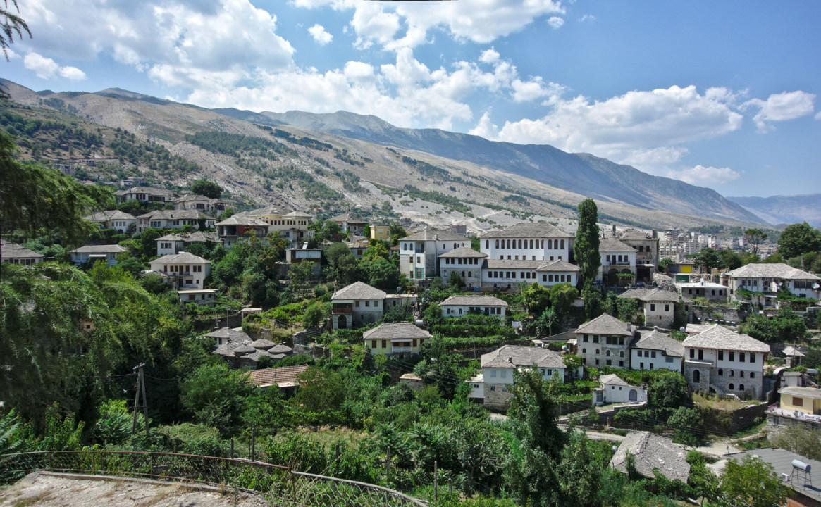 Skaliertes Bild dscRX012057_Gjirokastra-Altstadt_mit_Steinhaeusern_vor_Kardhiqit-Gebirge_ok.jpg 