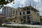Vorschaubild dscRX012119_Gjirokastra-Bank_von_Albanien_in_unfertigem_Gebaeude,_daneben_Bank_von_Tirana_ok.jpg 