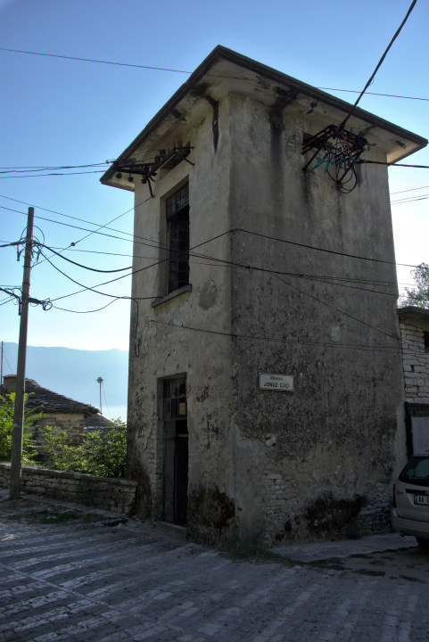 Skaliertes Bild dscRX012308_Gjirokastra-Trafohaus_mit_Strassennamensschild_ok.jpg 