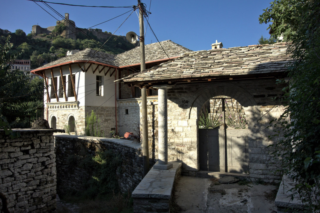 Skaliertes Bild dscRX012324_Gjirokastra-Steinhaus_und_Teil_der_Festung_ok.jpg 