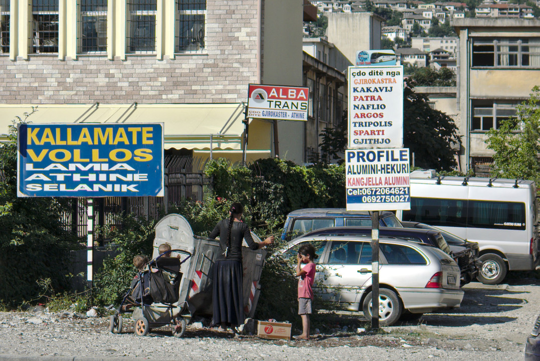 Skaliertes Bild dscRX012495_Gjirokastra-Zigeunerfamilie_mit_Kindern_an_Muellcontainer_ok.jpg 