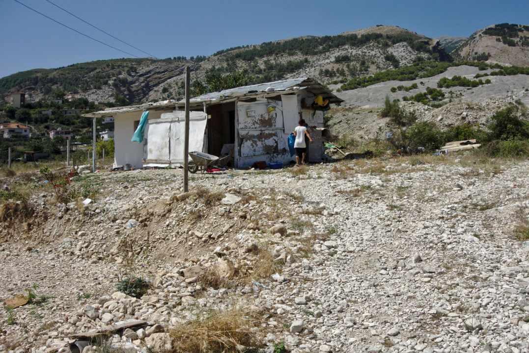 Skaliertes Bild dscRX012686_Gjirokastra-Huette_im_Wildbachbett_der_noerdlichen_Neustadt.jpg 